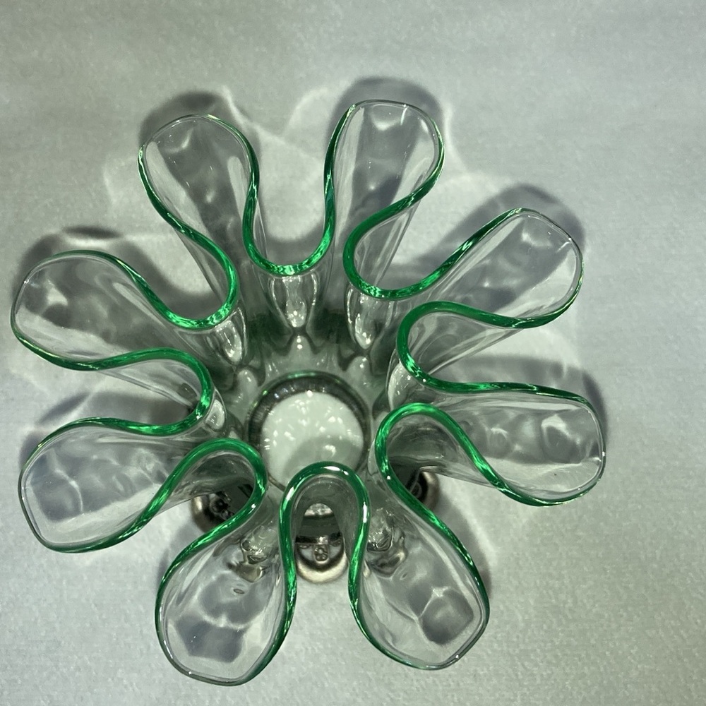 VINTAGE GREEN TINTED GLASS RUFFLED HANDKERCHIEF VASE WITH HUMMINGBIRD BASE - Picture 6 of 14